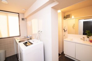 冷蔵庫、電子レンジ、コンロ、調理器具と食器