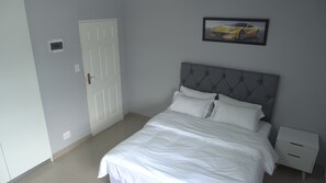 Habitación doble, baño privado | Tabla de planchar con plancha, wifi gratis, ropa de cama