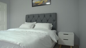 Habitación doble, baño privado | Tabla de planchar con plancha, wifi gratis, ropa de cama