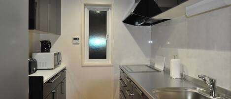 ثلاجة، ميكروويف، موقد طهي مسطح، غسالة أطباق