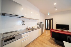 冷蔵庫、電子レンジ、コンロ、調理器具と食器