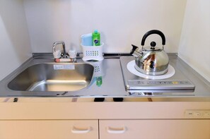 冷蔵庫、電子レンジ、コンロ、調理器具と食器