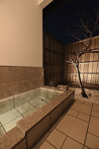 Hinataan Kagetsu Western style studio room / Yufu Ōita
