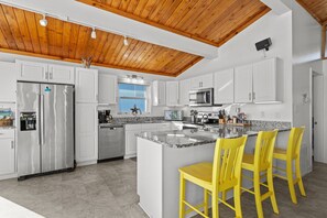 冷蔵庫、電子レンジ、食器洗い機、コーヒー / ティーメーカー