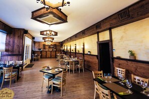 Phục vụ bữa trưa và bữa tối 