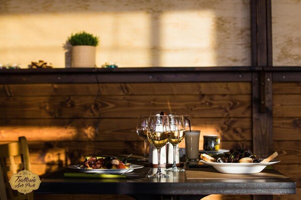 Lunch and dinner served - Hotel Saftica (Balotesti)