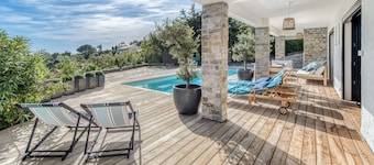 Villa near La Croix Valmer and the beaches. View of the sea and vineyards.  Gulf of Saint-Tropez