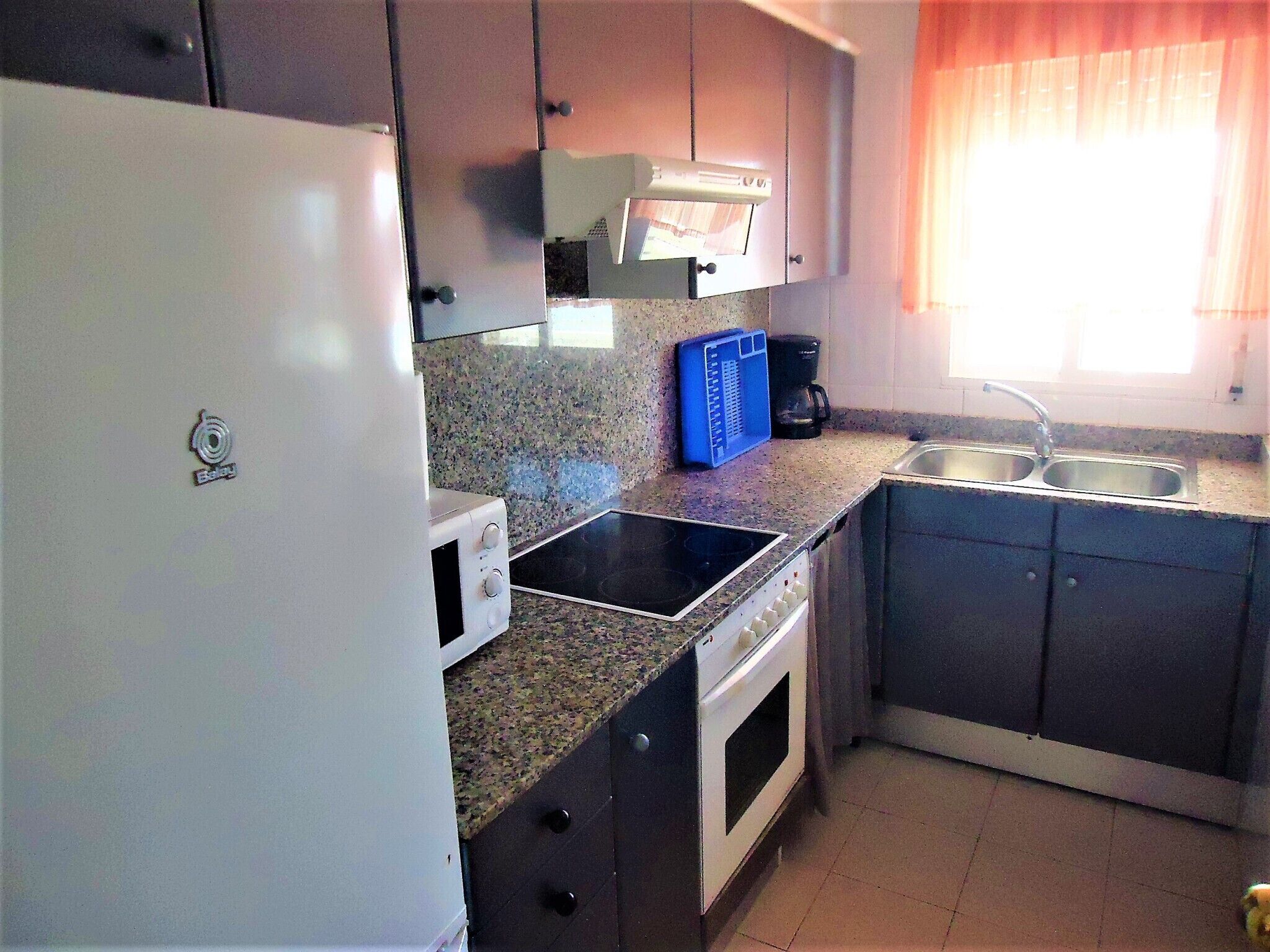 Frigorífico, microondas, horno y cafetera o tetera