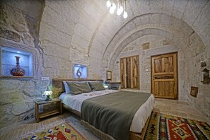 Double Room | Minibar, desk, free WiFi, bed sheets