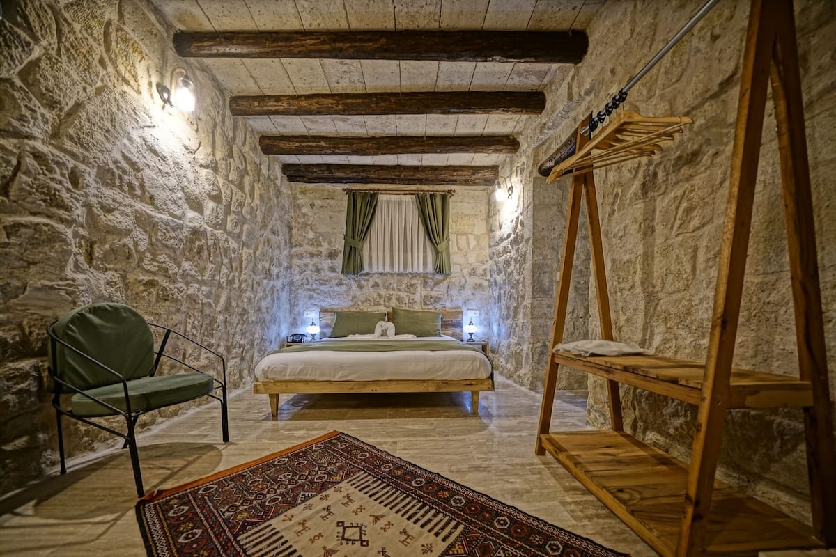Standard Double Room (2)