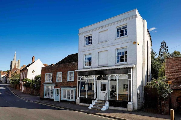 Vista frontal de la propiedad