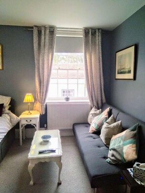 Habitación superior con 1 cama matrimonial o 2 individuales | Muebles diferentes, cortinas blackout, wifi gratis y ropa de cama