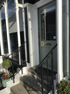 Vista frontal de la propiedad