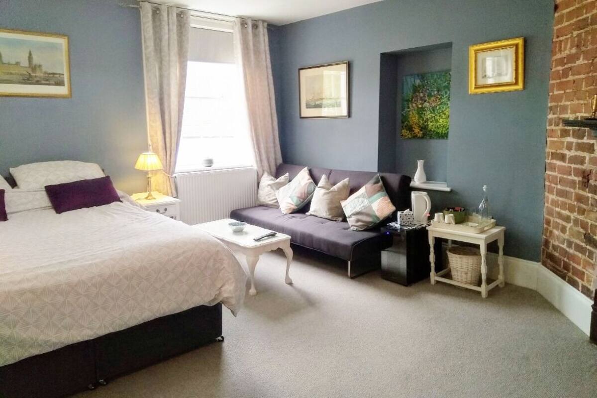 Habitación superior con 1 cama matrimonial o 2 individuales | Muebles diferentes, cortinas blackout, wifi gratis y ropa de cama