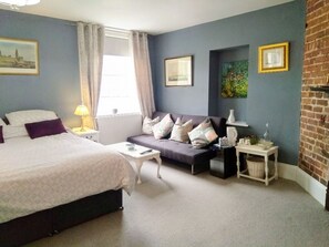 Habitación superior con 1 cama matrimonial o 2 individuales | Muebles diferentes, cortinas blackout, wifi gratis y ropa de cama