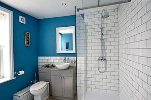 Habitación doble clásica | Baño | Regadera, regadera tipo lluvia, secadora de cabello, toallas