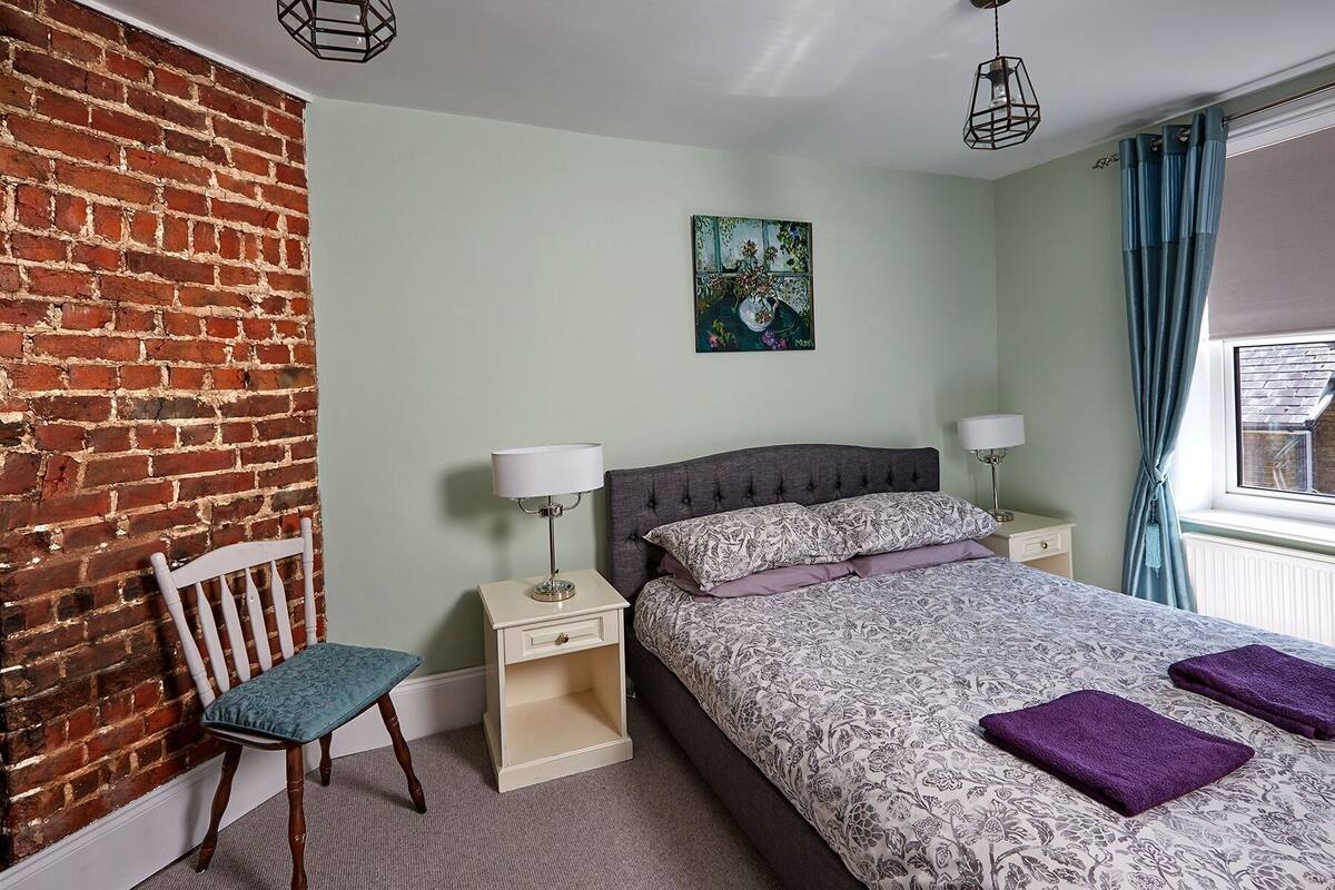 Habitación doble clásica | Muebles diferentes, cortinas blackout, wifi gratis y ropa de cama