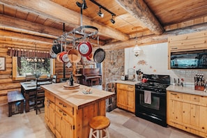 Fridge, microwave, oven, stovetop -  Beautiful Log home outside of Sisters, OR (Sisters)