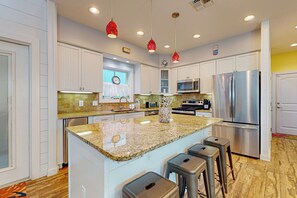 Een koelkast, een microgolfoven, een oven, een kookplaat