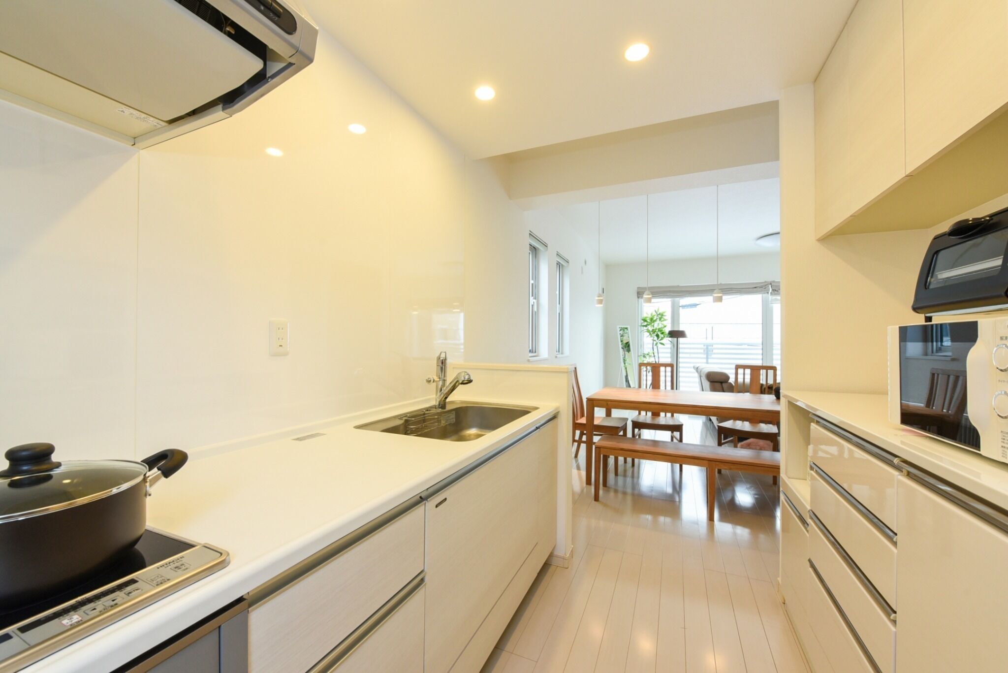 Réfrigérateur, micro-ondes, plaque de cuisson