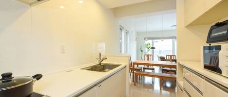 Réfrigérateur, micro-ondes, plaque de cuisson