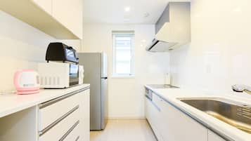 Fridge, microwave, stovetop, cookware/dishes/utensils