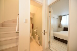 4 bedrooms, desk, iron/ironing board, free WiFi