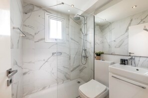 Shower, hair dryer, towels - Mackenzie Leo Seafront Suite (Larnaca)