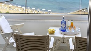 Ein Balkon mit einem Tisch, gedeckt für zwei Personen, mit einer Flasche Cidabelle, Gläsern und einer Schüssel Chips.