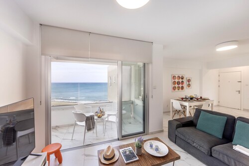 Mackenzie Leo Seafront Suite