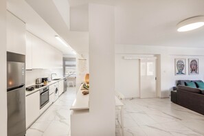 Refrigerador, microondas, horno y parrilla de estufa