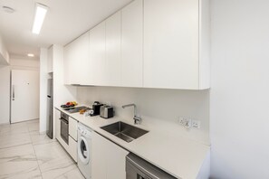 冰箱、微波炉、烤箱、炉灶