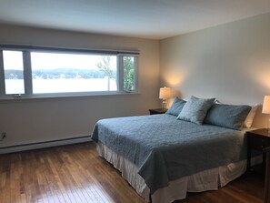 4 slaapkamers, een bureau, een strijkplank/strijkijzer, reisbedje