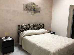 1 camera, ferro/asse da stiro, lenzuola