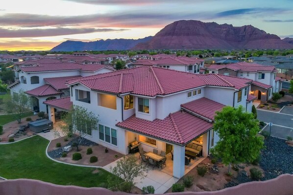 Zona residencial con casas modernas que tienen techos de tejas rojas y fachadas blancas.