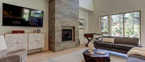 Télévision, cheminée, services de streaming, espaces bureaux