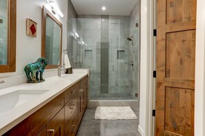 Ensemble baignoire-douche, articles de toilette (gratuits)
