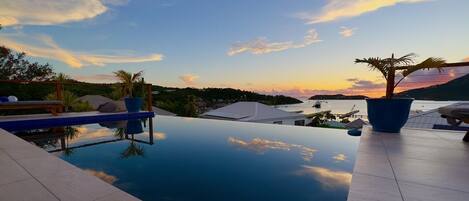 Una piscina al aire libre, una piscina con borde infinito