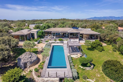 Magnificent recent villa, sea view of the Lavezzi islands, near Sperone golf course