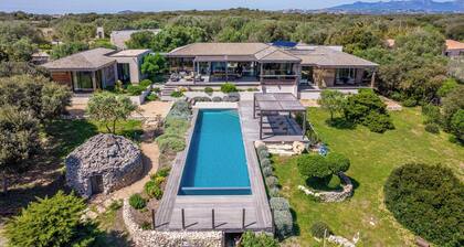 Magnificent recent villa, sea view of the Lavezzi islands, near Sperone golf course