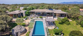 Magnificent recent villa, sea view of the Lavezzi islands, near Sperone golf course