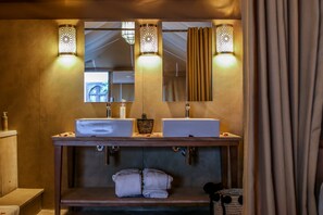 Combined shower/bathtub