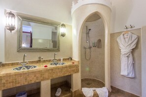 Combined shower/tub