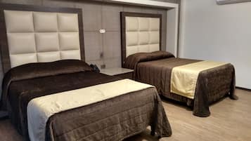 Habitació quàdruple de luxe | Caixa forta a l'habitació, wifi gratuïta i roba de llit