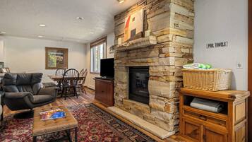 Televisión, chimenea, estéreo