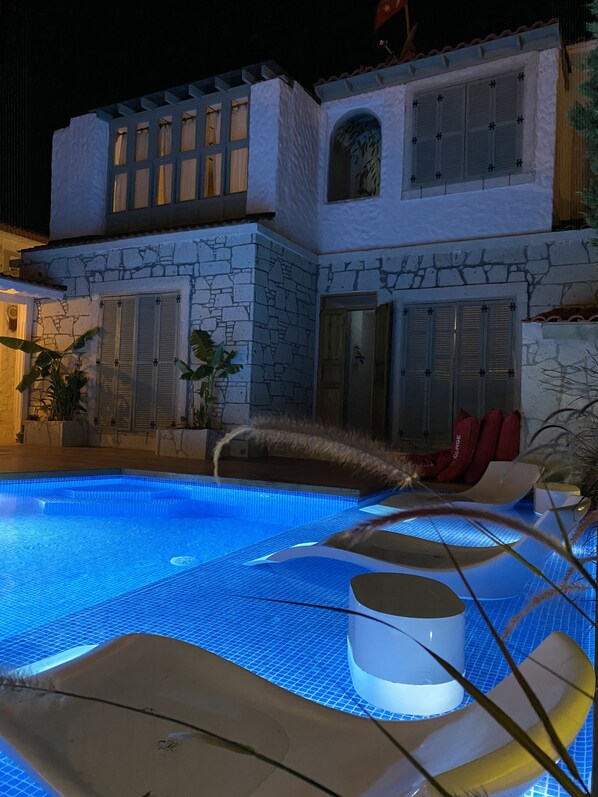 Outdoor pool, open 11:00 AM to 7:00 PM, pool loungers