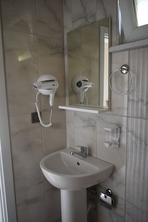 Quarto triplo luxo, vista para a praia | Banheiro | Chuveiro, chuveiro com efeito de chuva, secador de cabelo, sabonete