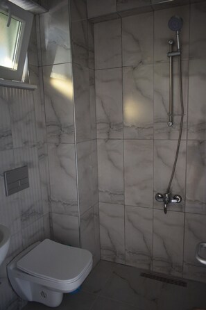 Kamar Triple Deluks, pemandangan pantai | Kamar mandi | Shower, pancuran hujan, pengering rambut, dan sabun