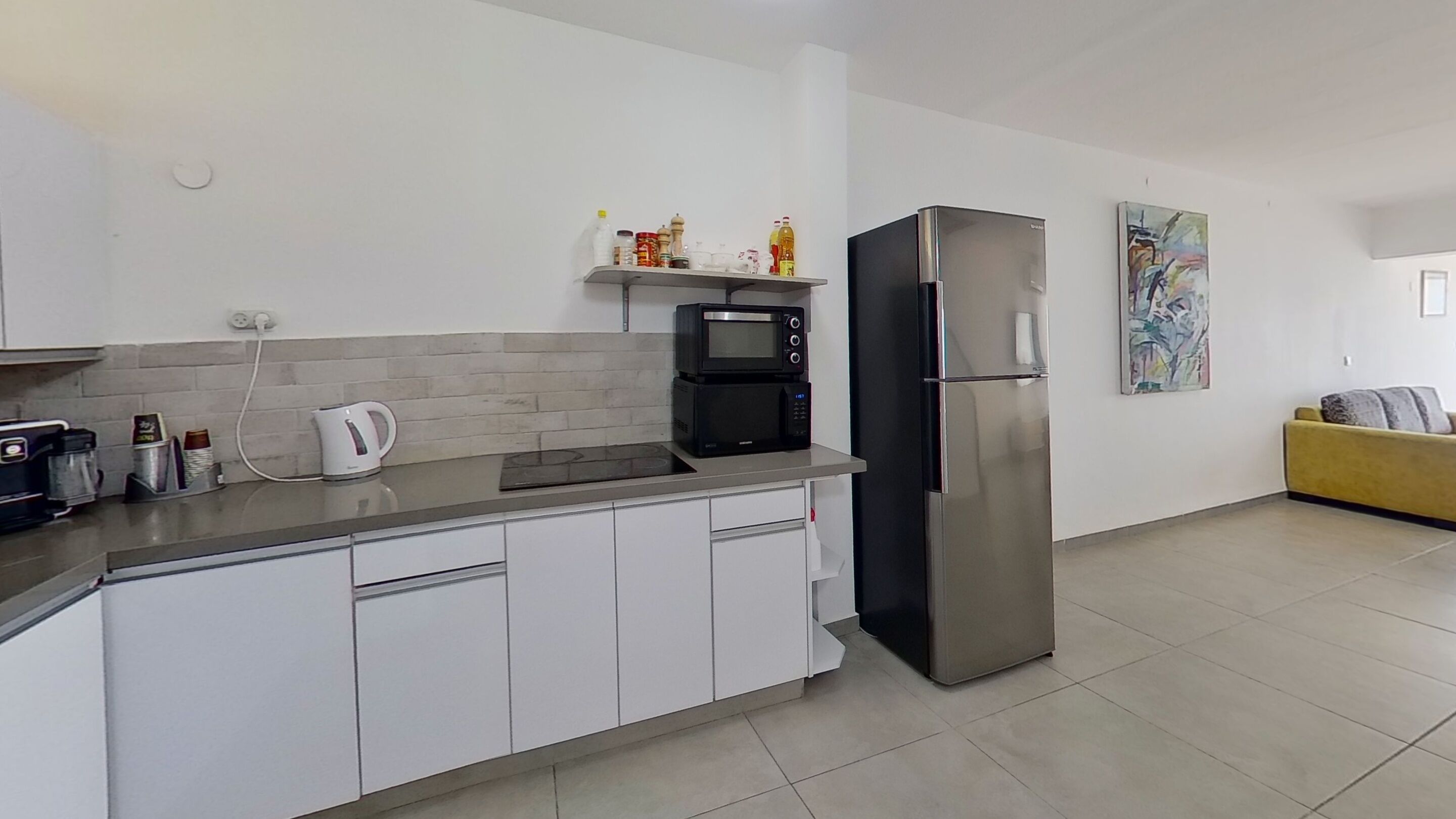 Jääkaappi, mikroaaltouuni, uuni, liesi