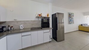 雪櫃、微波爐、焗爐、爐具